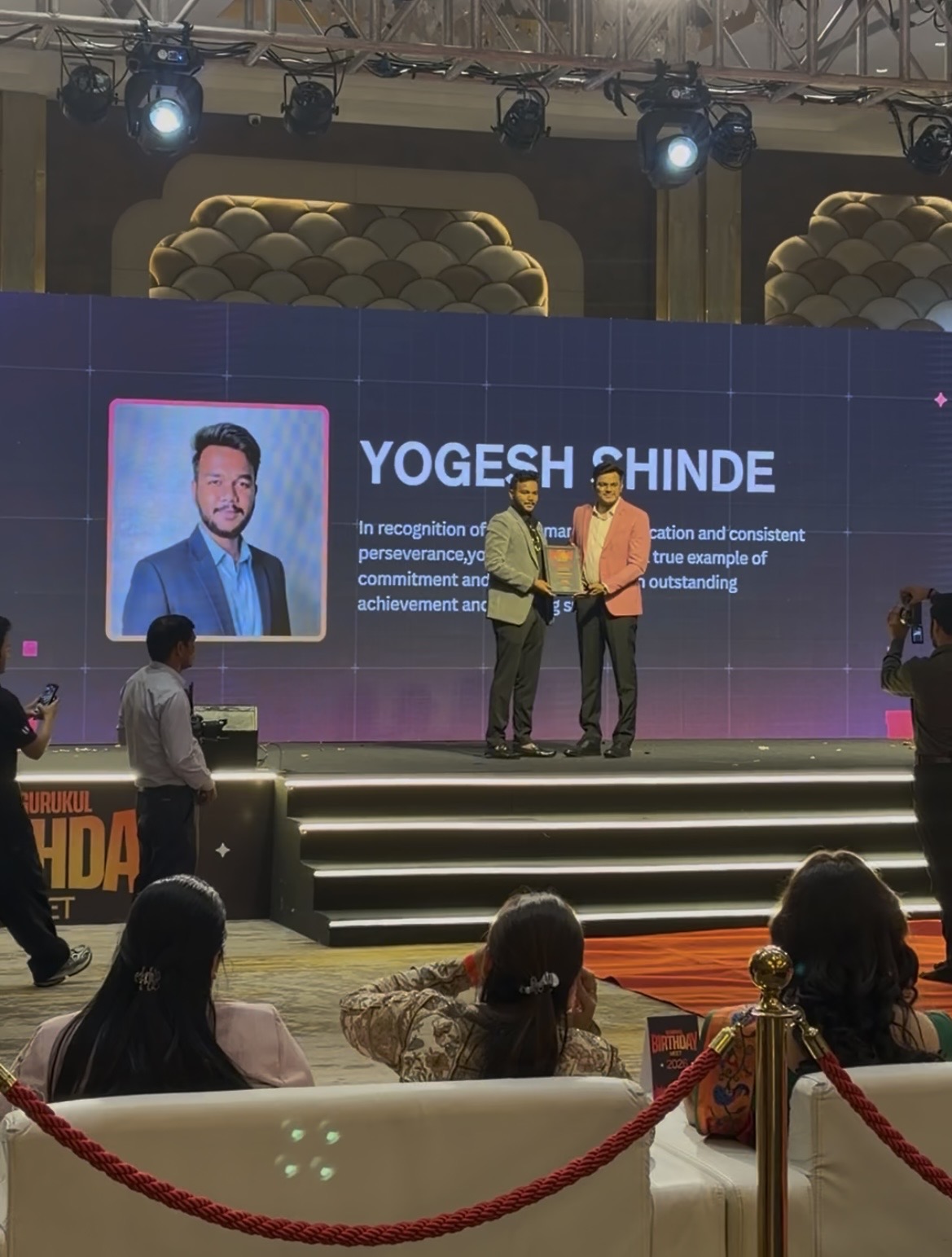 Yogesh Shinde receiving award from Bizgurukul founder Ritwiz Tiwari on stage in front of 1000+ people