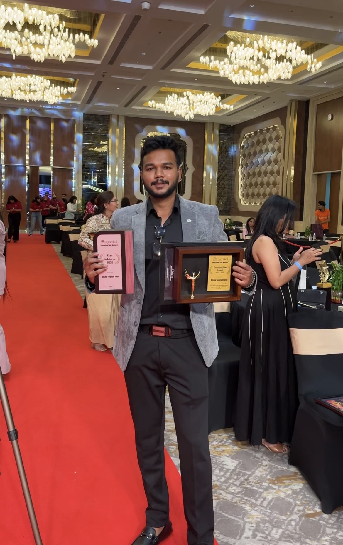 Yogesh Shinde receiving Bizgurukul Top Performer in Maharashtra award